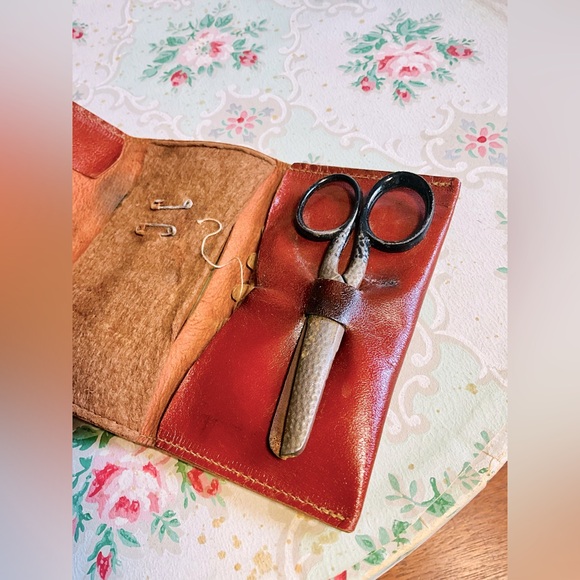 Lovely Antique Sewing Kit in Original Leather Case - Picture 6 of 10